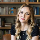 Dr. Emily Zarka als Host