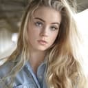 Alexa Blair Robertson als Cute Girl #1