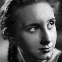 Edith Hancke als Garderobenfrau