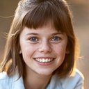 Maïla Hosie als Young Carrie Anne Camera