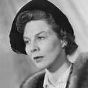 Wendy Hiller als Aunt D'Arcy