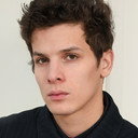 Noham Edje als Adrien Lacaze