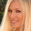 Gabriella Tchekan als The Huntress