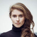 Delphine Lanniel als History teacher