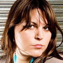 Maya Ford als Electrocutes Bass