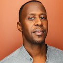 Marcus Paul James als Homeless A Capella Singer