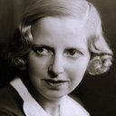 Nadine March als Rose