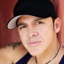 Gerardo Mejía als Rico Suave