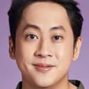 สุวิกรม อัมระนันทน์ als Newsreader (segment "42.195")