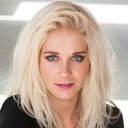 Janouk Kelderman als Host