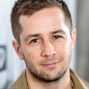 Michael Angarano als Mitch Akers