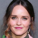 Rebecca Breeds als Keevey