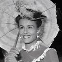 Sally Hughes als First Lady