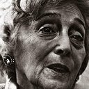 Milagros de la Vega als La vieja