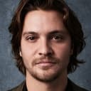 Luke Grimes als Elliot Grey