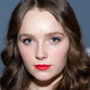 Amy Forsyth als Gwen Strickland