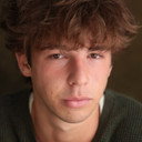 Caleb Nazzer als James
