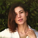 Serra Naiman als Teacher Avery