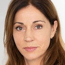 Ulrike C. Tscharre als Miss Hellthaler