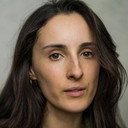 Amber Lowe als Estate Agent