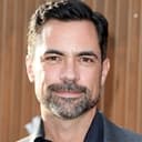 Danny Pino als Larry Mora