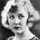 Edna Purviance als The Woman