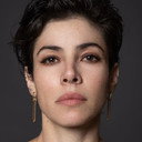 Natalia Plascencia als Nora