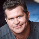 Greg Bryan als News Anchor