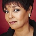 Claire Riley als Newswoman