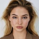 Madelyn Cline als Chloe