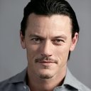 Luke Evans als Lewis