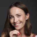 Sarah Perriez als Presentadora