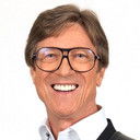 Hank Marvin als Self - lead guitar