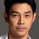พศุตม์ บานแย้ม als Dr.Charlie