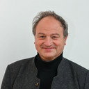 Rainer Maria Schießler als Priest