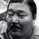 Iska Khan als Man in Restaurant