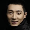 Kou Bo als Club Waiter