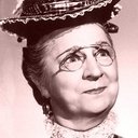 Sarah Edwards als Mrs. Lizzie Burke-Meyers