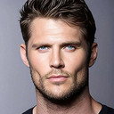 Will Poston als Officer Jeans