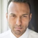 Richard Young als Snobby Restaurant Owner