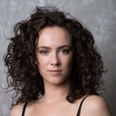 Amy Manson als Amy Armstrong