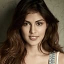 Rhea Chakraborty als Sonali Dattaram Tandel