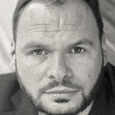 Manu Rui Silva als Parent group man