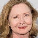 Kristen Lowman als Mrs. Henderson