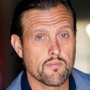 Samuel French als Agent CJ Robinson