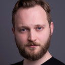 Tom Crowley als Finance Guy