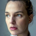 Kara Schröder als Caroline