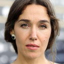 Arta Dobroshi als Maya