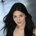Shena Adl als Sara Mitchell