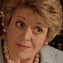 Arbel Jones als Mrs. Hill